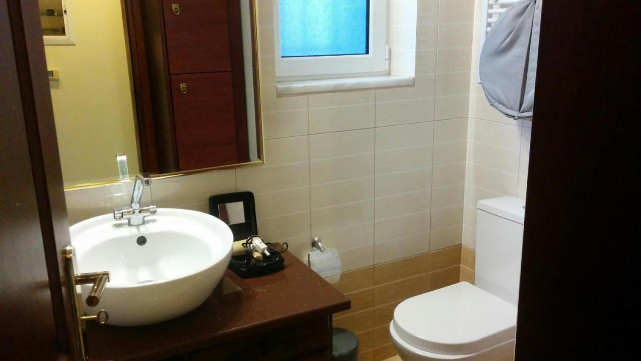 Lovely 2-Bedroom Apartment At Greek Riviera Vári Extérieur photo