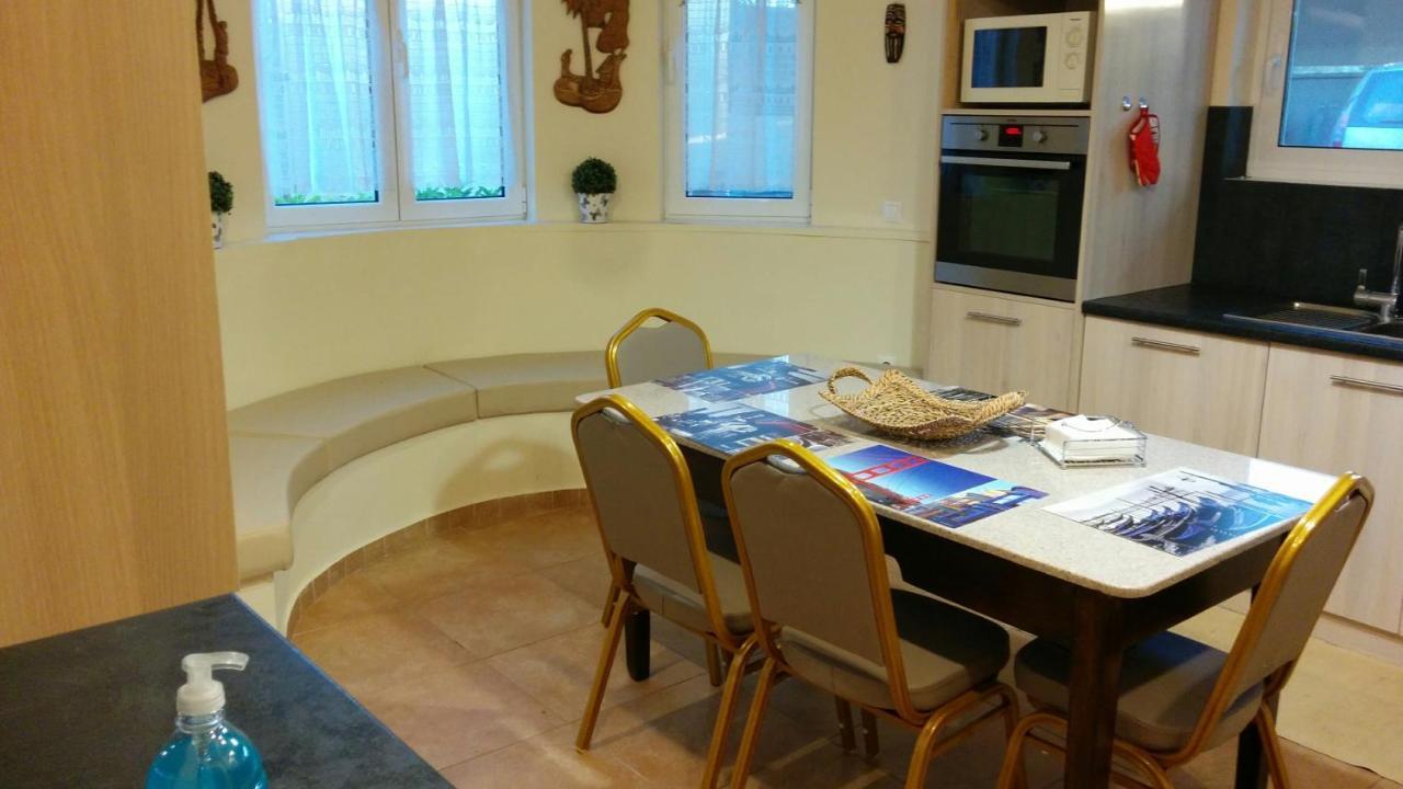 Lovely 2-Bedroom Apartment At Greek Riviera Vári Extérieur photo