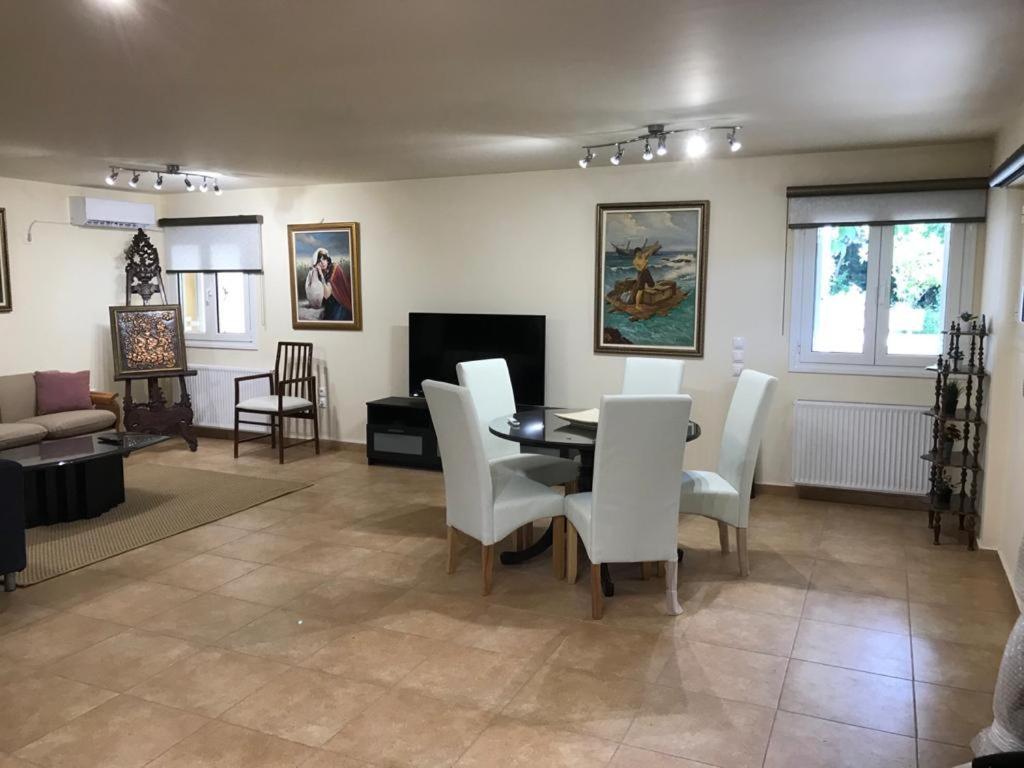 Lovely 2-Bedroom Apartment At Greek Riviera Vári Extérieur photo